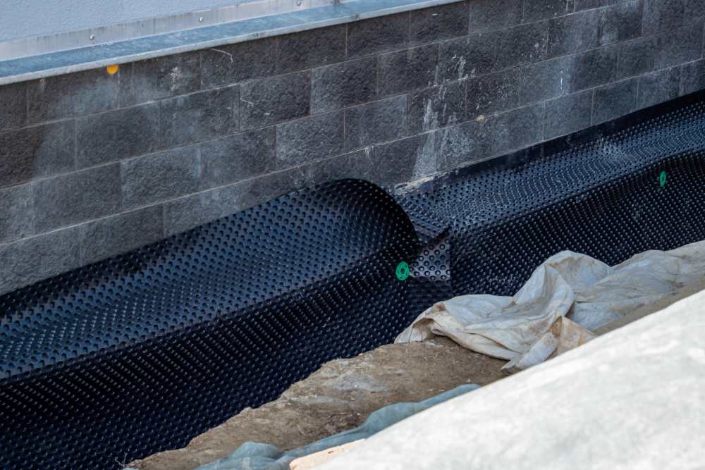 Haussockel wird vor Feuchtigkeit neu gedämmt.